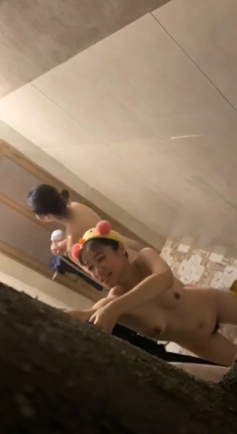 คลิปปีนห้องน้ำแอบถ่ายนักกีฬาสาวตอนอาบน้ำ 2